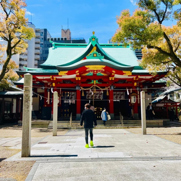 神社へ参拝している写真